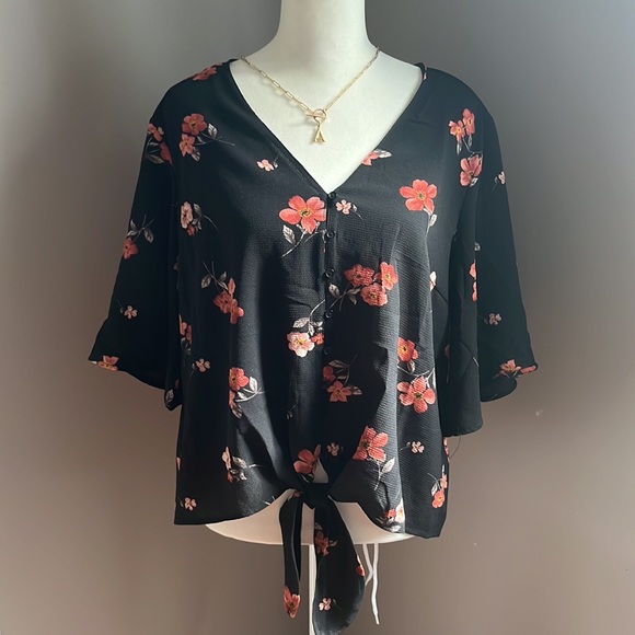 Lush Blouse - Picture 2 of 9